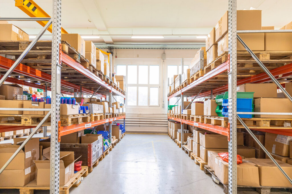 Lager mit Rohrbauteilen am Standort von AZ Fittings