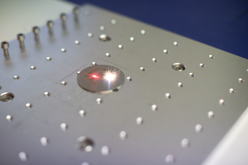Laserbeschriftung eines Metallbauteils bei AZ Fittings
